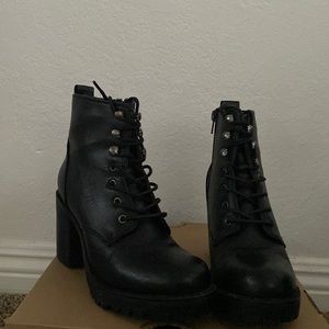 Cathy Jeans boots with shoelaces. Used. Good condition